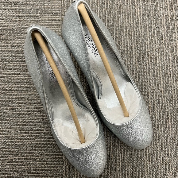Michael Kors Silver Glitter Women's Platform Heels Wedding Formal Engagement - Picture 3 of 4
